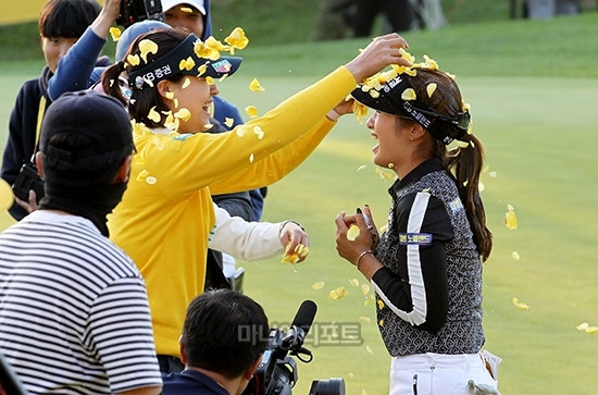 이정은6가 동료들에게 축하를 받고 있다. 사진=마니아리포트 DB
