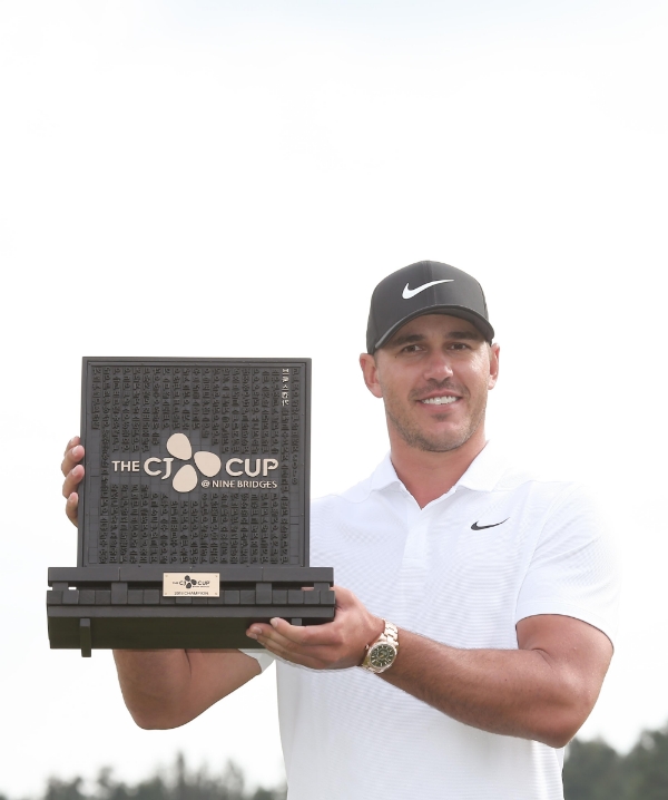 브룩스 켑카가 우승 트로피를 들고 있다. 사진=JNA GOLF