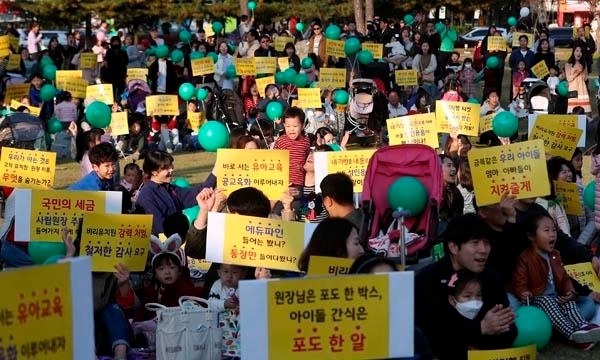 21일 오후 경기 화성시 동탄센트럴파크에서 동탄 지역 학부모가 자녀와 함께 사립유치원 비리 규탄 집회에 참석해 비리 근절을 촉구하고 있다. (사진=뉴시스)