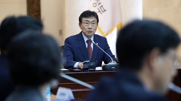 권덕철 보건복지부 차관이 23일 오전 서울 종로구 정부서울청사에서 열린 어린이집 부정수급 등 집중점검 관련 시·도 회의에 참석해 모두발언을 하고 있다. (사진=뉴시스)
