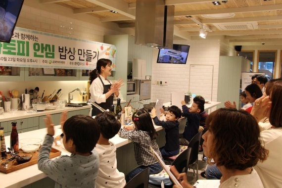 CJ제일제당이 지난 23일 서울 중구 CJ제일제당센터빌딩 CJ THE KITCHEN에서 진행한 ‘아토피 안심 쿠킹 클래스’에서 아토피 환아와 그 가족들이 권주희 강사의 지도에 따라 ‘아보카도 콜드 수프’와 ‘미역버섯덮밥’을 만들고 있다.