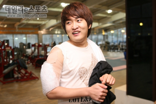 2011년 수술 후 재활치료를 하고 있는 이영호의 모습.