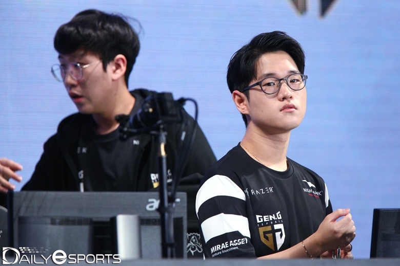 롤드컵 16강에서 탈락한 '디펜딩 챔피언' 젠지 e스포츠 선수들.