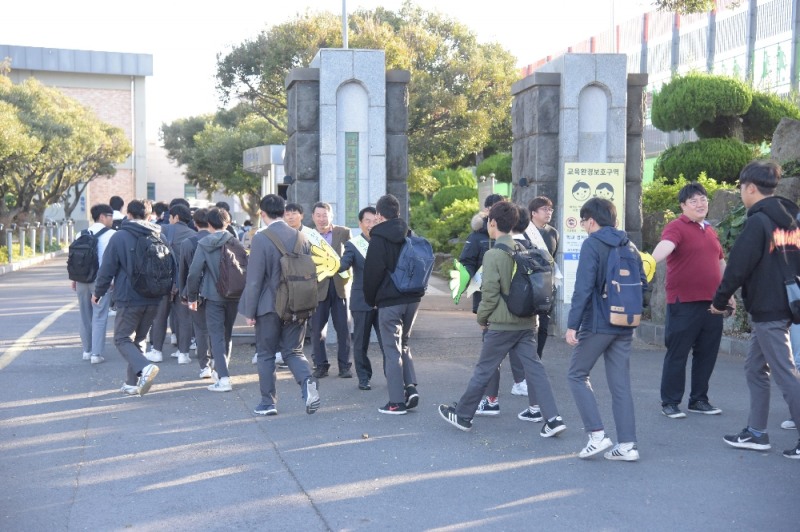 한림공고, 신나는 등굣길 '하이파이브데이'