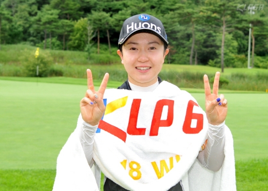  지난 7월 KBC해피니스CC 드림투어에서 시즌 첫 승을 달성한 이승연. 사진=KLPGA 제공