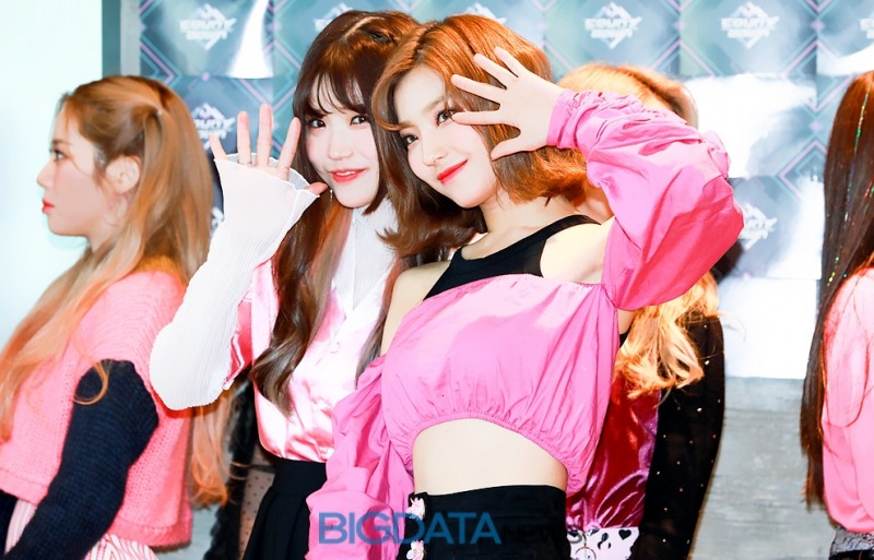 프로미스나인 송하영-이새롬, Mnet '엠카운트다운' 생방송 사전 리허설 현장