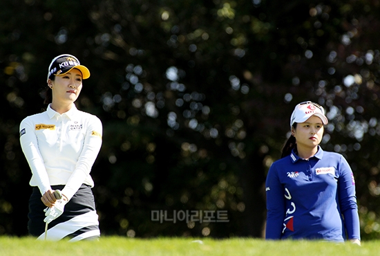 나란히 타구 방향 살피는 오지현과 최혜진