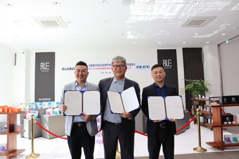 (사진=왼쪽부터 중국 웨이하이강 천웨이 대표, 가운데는 한상호 글로본 회장, 오른쪽은 웨이하이강그룹 왕쇼우둥 부총경리)