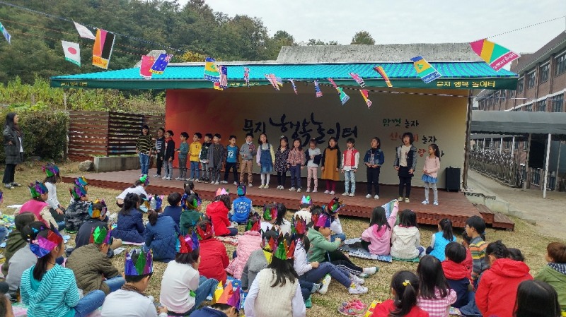 (사진=작년 야외놀이터 무대공연)