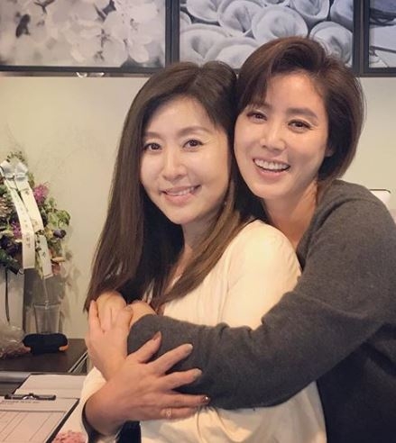 최명길, 김성령과 나이 가늠하기 힘든 미모대결 '백허그로 친분과시'