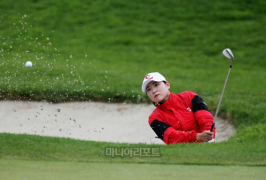 1번홀 벙커샷하는 유수연