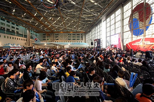 2010년 대한항공 스타리그 시즌1 결승전이 열린 격납고 현장.