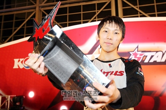 대한한공 스타리그 2010 시즌1에서 이영호를 '패패승승승'으로 꺾고 우승한 김정우.