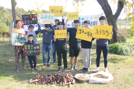 광주광역시 탈북학생들, 고구마 재배해 지역 청년 급식재료 기증