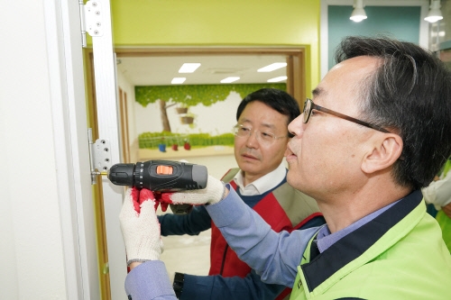 롯데건설 하석주 대표(왼쪽)와 유성훈 금천구청장이 직접 봉사활동을 하고 있다. (사진=롯데건설)