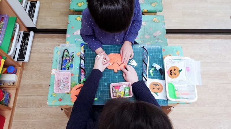할로윈 데이 달콤 살벌한 ‘호박 사탕봉’ 만들기