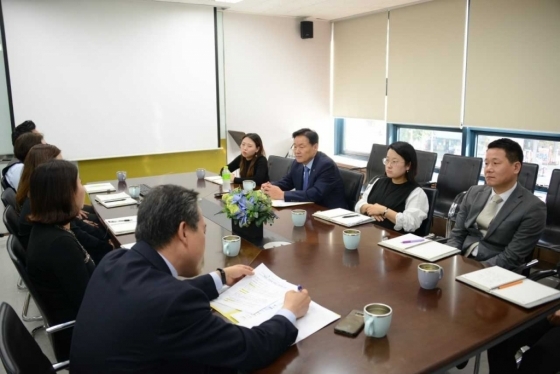 (사진= 이계문 서민금융진흥원장(상단 왼쪽에서 두번째)이 상담사, 실무자들의 의견을 청취하는 맞춤대출서비스 현장간담회를 진행하고 있다)