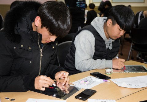 국립중앙청소년수련원 특성화고등학교 진로캠프 참가 청소년이 생각바꾸기프로그램을 하고 있다