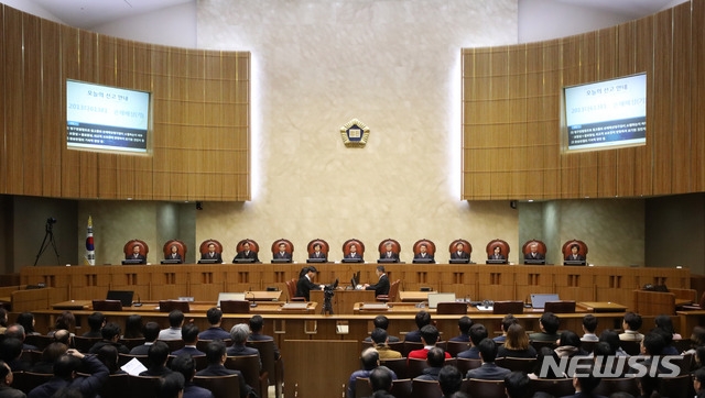 김명수 대법원장과 대법관들이 지난달 30일 오후 서울 서초구 대법원에서 열린 전원합의체 선고에 참석하고 있다. (사진=뉴시스)