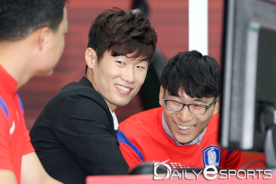 2014년 인비테이셔널에 참여해 팬들과 게임을 즐긴 박지성.