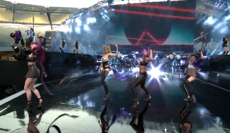 왼쪽에서는 실제 걸그룹이 공연하고 있고 화면으로 보여지는 중앙에는 홀로그램이 등장해 함께 무대에 선 것처럼 연출된 화면(사진=네이버 생중계 화면 캡처).