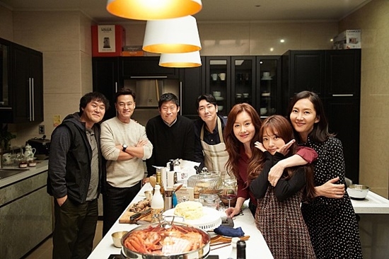 '완벽한 타인', 식을 줄 모르는 흥행 열기...'박스오피스 1위'