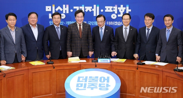 4일 오전 서울 여의도 국회에서 열린 국정감사 후속 조치 및 19년 예산안 처리방안 등을 논의하기 위한 제6차 고위 당·정·청 협의회에서 이해찬 당대표, 이낙연 국무총리, 장하성 청와대 정책실장 등 참석자들이 기념촬영을 하고 있다. (사진=뉴시스)