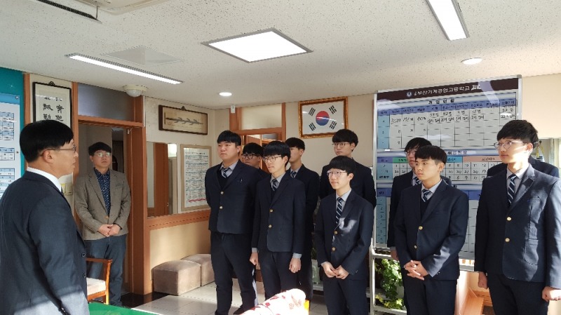 (사진=현장학습단 학생들이 출국 전 교장선생님의 당부말을 듣는 모습, 부산교육청 제공)