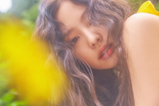 제니, 솔로 데뷔…’SOLO 포토북’ 예약 판매 시작
