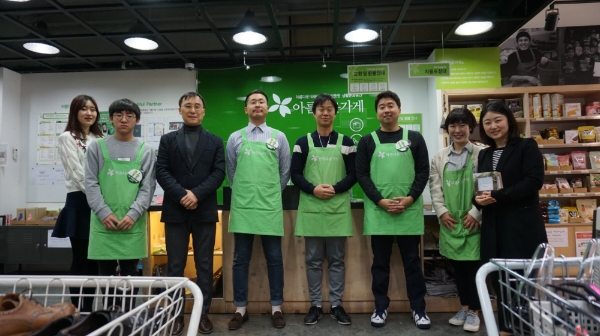 (사진=제7회 아름다운 토요일 행사(왼쪽부터 3번째 아름다운가게 송창수 국장, 8번째 대원제약 김혜정 인사팀장)