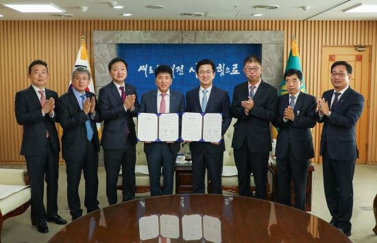 대전시와 하나금융그룹 관계자들이 5일 국공립어린이집 확충 관련 협약을 맺고 기념촬영을 하고 있다. (사진=대전시)