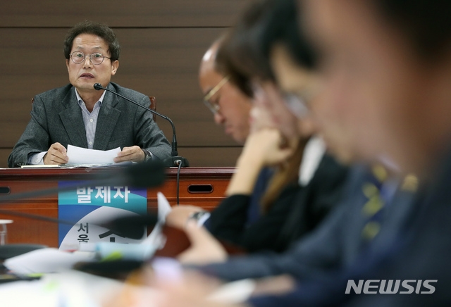 6일 오전 서울시의회 의원회관에서 서울시의회 교육위원회 주최로 열린 '사립유치원 비리근절 및 공공성 강화를 위한 열린간담회'에서 조희연 서울시교육감이 발제를 하고 있다. (사진=뉴시스)