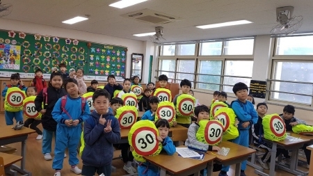"가방안전덮개로 어린이 교통안전 지켜요"