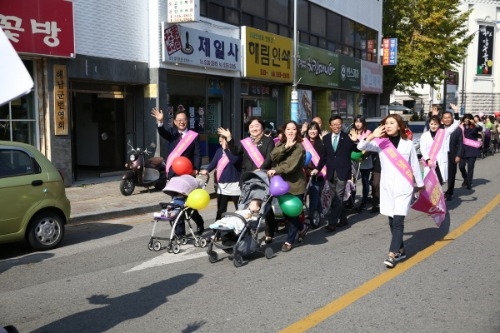 6일 전남 해남군 해남읍 일대에서 '아이사랑 유모차 축제'에 참가한 유모차 행렬이 이어지고 있다. 해남군은 '합계출산율 6년 연속 전국 1위'를 기념하고, 지역주민들과 함께 출산친화 분위기 조성을 위한 '아이사랑 유모차축제'를 개최했다. (사진=해남군)