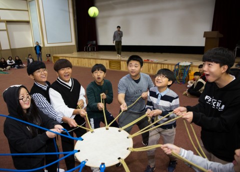 국립중앙청소년수련원 도서벽지 자유학기제캠프 참가 청소년들이 공동체활동을 하고 있다