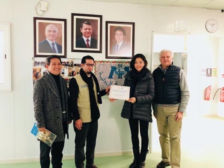 (사진=김희영 이사장(오른쪽에서 두번째)이 운영하는 티앤씨재단은 학술연구와 장학금 지원을 주 목적으로 하고 있다)