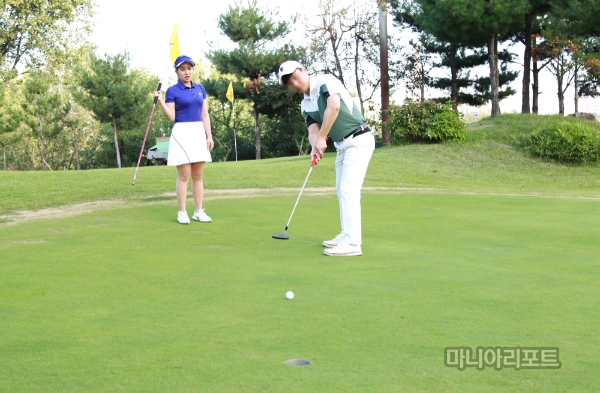 아마추어의 퍼팅을 지켜보고 있는 이주연 프로.