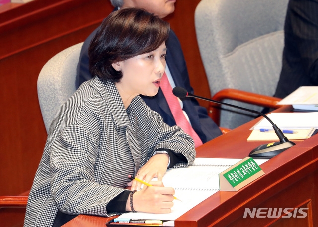9일 오전 서울 영등포구 여의도 국회에서 열린 예산결산특별위원회 전체회의에서 유은혜 사회부총리 겸 교육부장관이 의원 질의에 답변하고 있다. (사진=뉴시스)