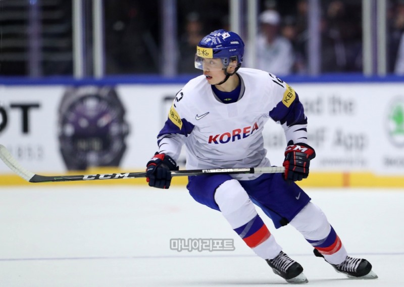 한국 남자 아이스하키 대표팀의 젊은피로 이탈리아와 카자흐스탄 경기에서 모두 공격포인트를 기록하며 활약한 송형철 경기모습. 사진제공_아이스하키협회