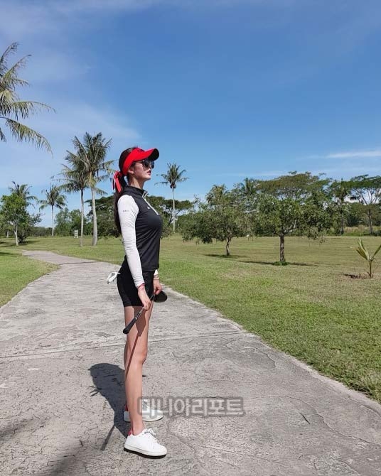 레슨투어에 참여한 고경민 프로가 참가자들의 스윙을 지켜보는 모습. 사진제공_골프마니아클럽