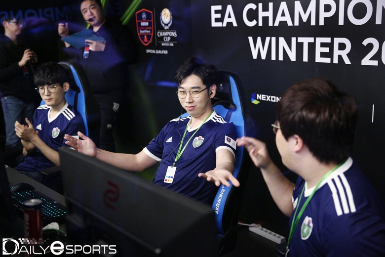 첫 경기에 나선 한국대표팀 아디다스X.