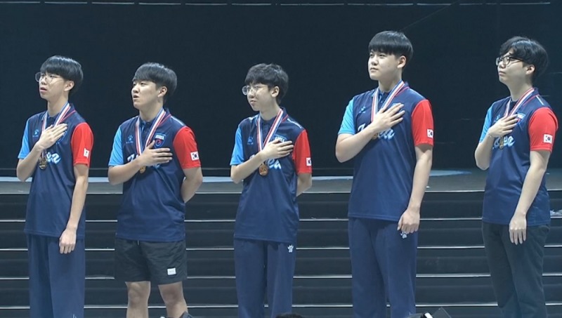 제10회 e스포츠 월드 챔피언십 리그 오브 레전드 종목에서 금메달을 따낸 한국 대표 선수들이 시상대에 올랐다(사진=트위치TV 생중계 화면 캡처).