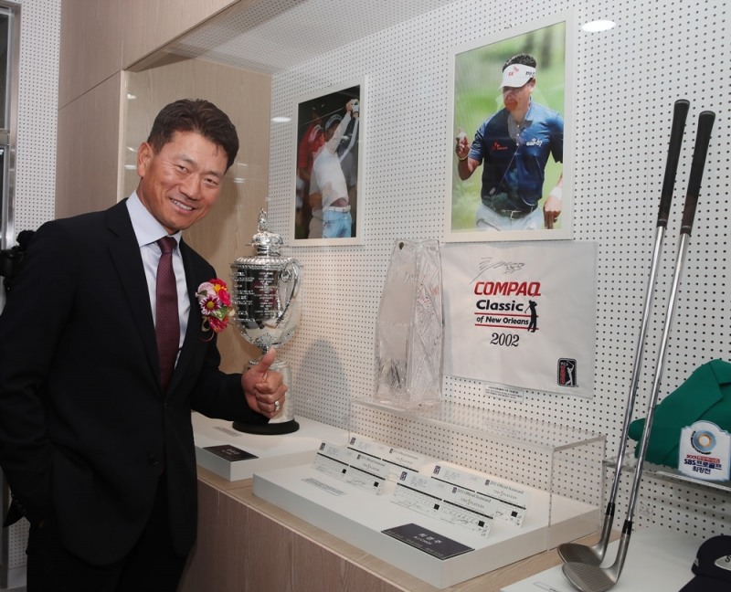 KPGA 기념관에서 자신이 기증한 물품 앞에서 포즈를 취하고 있는 최경주.