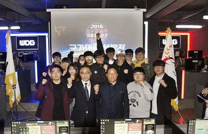 지난 10일 서울 강남구 WDG PC방에서 열린 2018 국제 e스포츠 페스티벌 국가대표 선발전 참가 선수 및 관계자들이 포즈를 취하고 있다.