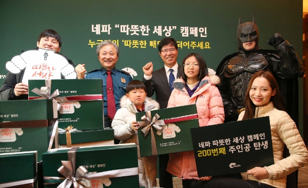 (사진=맨 위 왼쪽부터_개그맨 김대범, 대치지구대 김훤국 경위, 네파 이선효 대표이사, 배트맨 대리기사 김남준, 두번째 줄 왼쪽부터 박건효 학생, 박경진 학생)