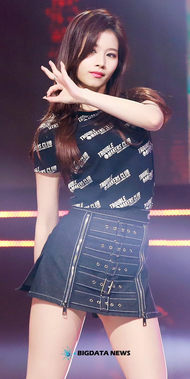 트와이스 사나, MBC MUSIC '쇼 챔피언' 생방송 현장