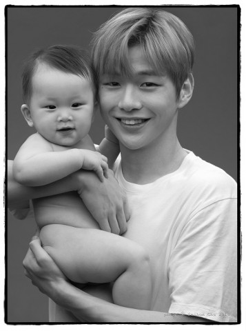 천사들의 편지 사진전에 참여한 가수 강다니엘