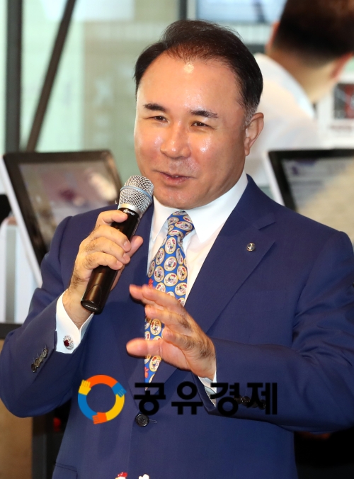 (사진=윤홍근 BBQ 회장)