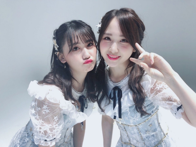 일본 걸그룹 AKB48의 타카하시 쥬리와 코지마 마코