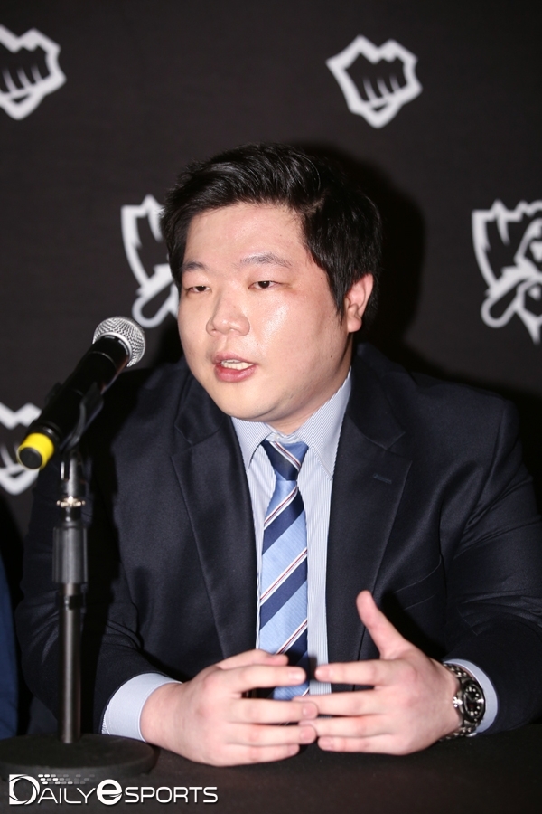 IG 롤드컵 우승 이끈 김정수 코치, FA 시장 나왔다